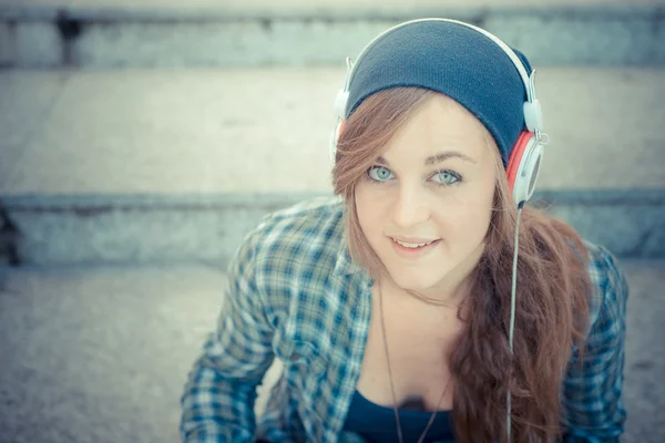 Beautiful young blonde hipster woman listening music — Stock Photo, Image