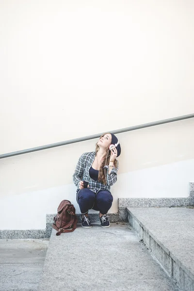 Hermosa joven rubia hipster mujer escuchando música — Foto de Stock