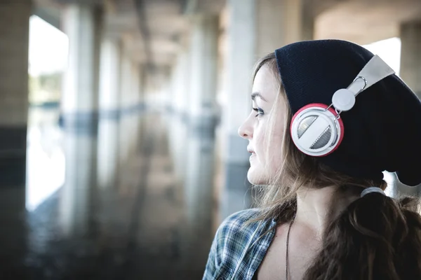 Vackra unga blonda hipster kvinna lyssnar musik — Stockfoto