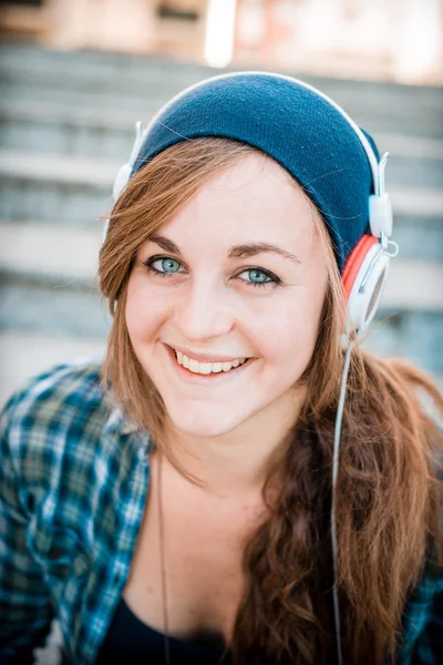 Schöne junge blonde Hipsterfrau, die Musik hört — Stockfoto