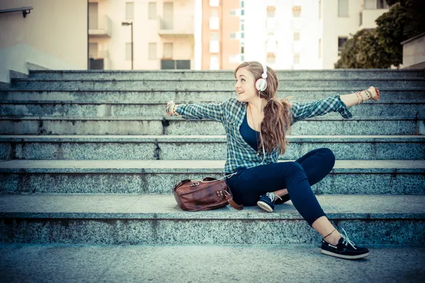 美しい若いブロンド流行に敏感な女性の音楽を聴く — ストック写真