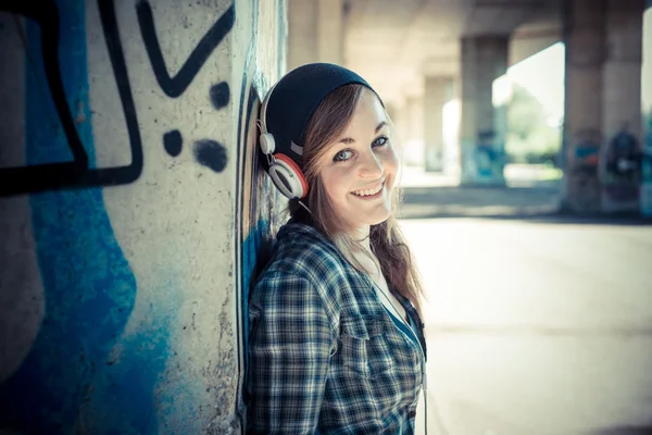 Bela jovem loira hipster mulher ouvir música — Fotografia de Stock