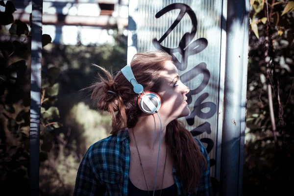 Γυναίκα όμορφη νεαρή ξανθιά hipster ακούγοντας μουσική — Φωτογραφία Αρχείου