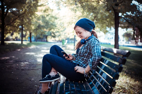 Bela jovem loira hipster mulher no telefone — Fotografia de Stock