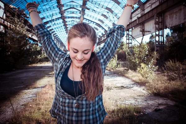 Bela jovem loira hipster mulher ouvir música — Fotografia de Stock