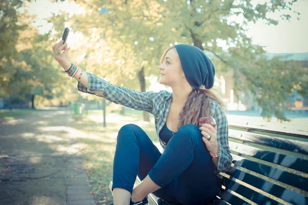 Όμορφη νεαρή ξανθιά hipster γυναίκα selfie — Φωτογραφία Αρχείου