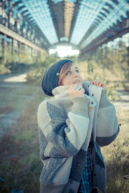 güzel genç sarışın hipster şık kadın