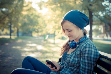 Telefondaki kadın güzel genç hippi