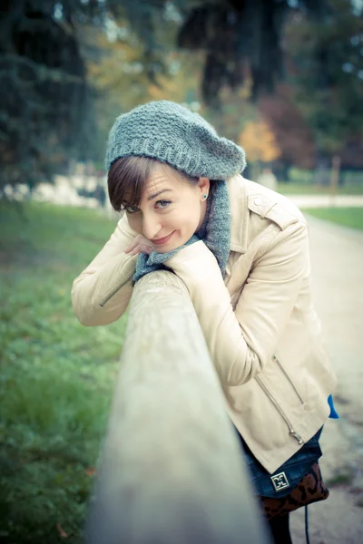 Junge schöne Frau — Stockfoto