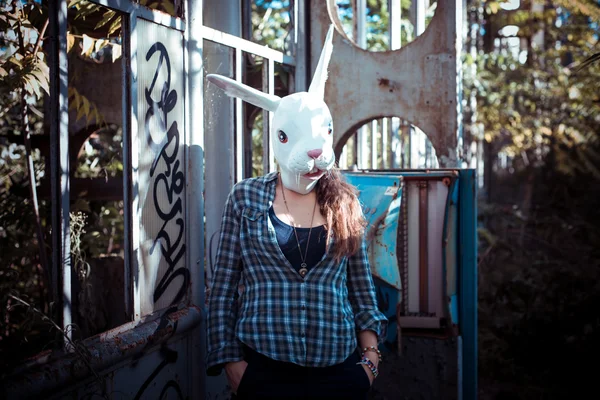 Bella giovane bionda coniglio maschera donna — Foto Stock