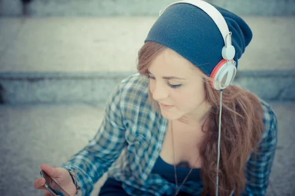 Vackra unga blonda hipster kvinna lyssnar musik — Stockfoto