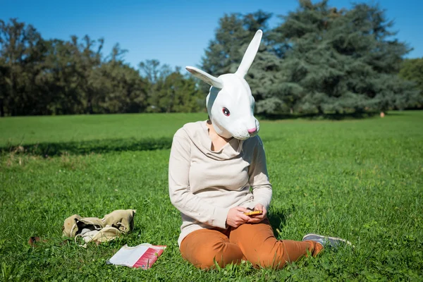 Jonge hipster konijn masker vrouw op de telefoon — Stockfoto