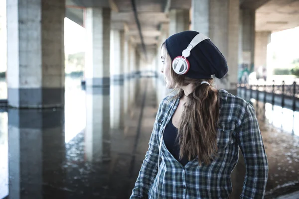 Mooie jonge blonde hipster vrouw luisteren muziek — Stockfoto