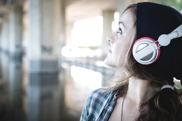 Hermosa joven rubia hipster mujer escuchando música — Foto de Stock