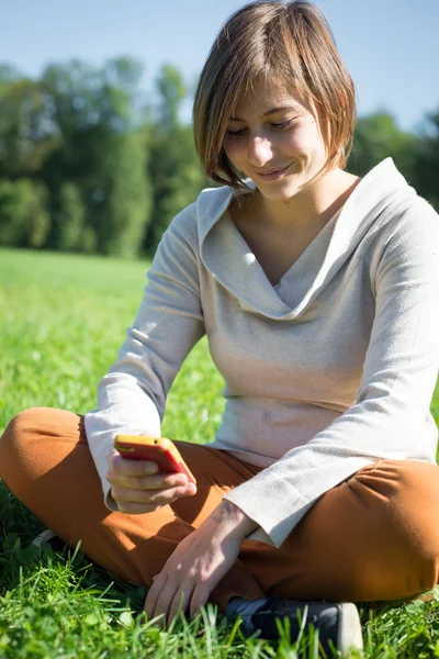 Mladí bederní krátké vlasy žena na telefonu — Stock fotografie