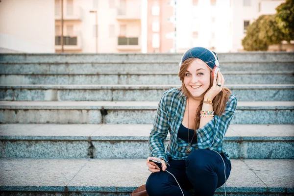 Vackra unga blonda hipster kvinna lyssnar musik — Stockfoto