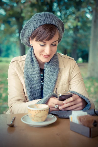 Jonge mooie vrouw zitten aan de balie — Stockfoto