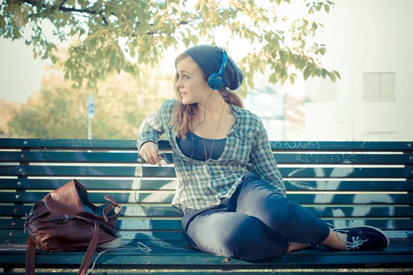 Красивая молодая блондинка-хипстер слушает музыку — стоковое фото