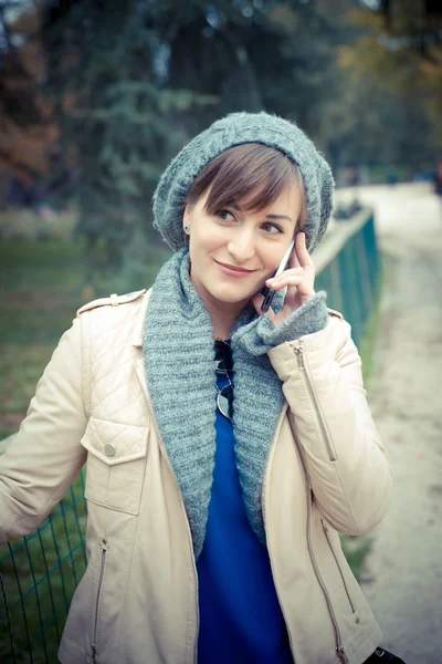 Junge schöne Frau — Stockfoto