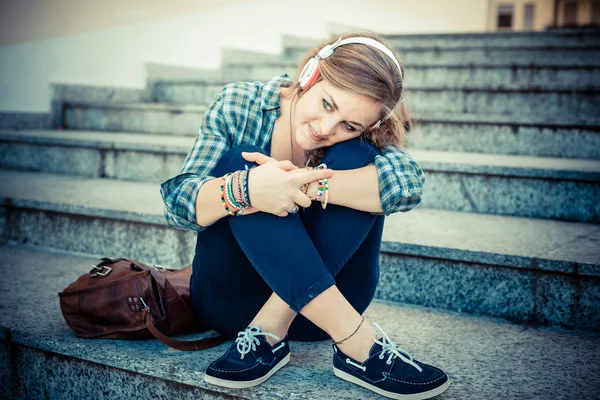 Güzel genç sarışın hipster kadın müzik dinleme — Stok fotoğraf