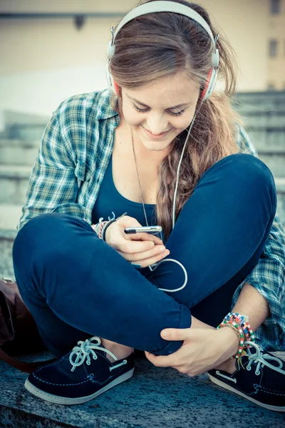 Piękne młode hipster kobieta słuchania muzyki — Zdjęcie stockowe
