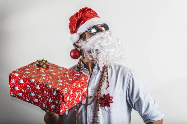 Komik Noel Baba hediye kutusu uyguladıktan natale — Stok fotoğraf