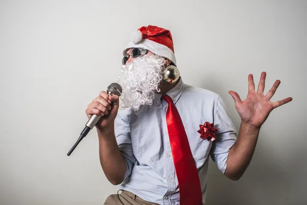 Lustiger Weihnachtsmann babbo natale singend — Stockfoto