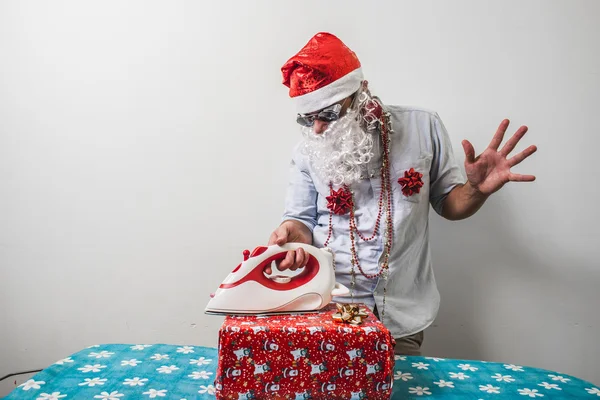 Divertente Santa Claus babbo natale stiratura — Foto Stock