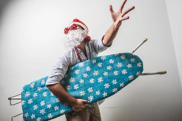Zábavné santa claus babbo natale žehlení surfař — Stock fotografie