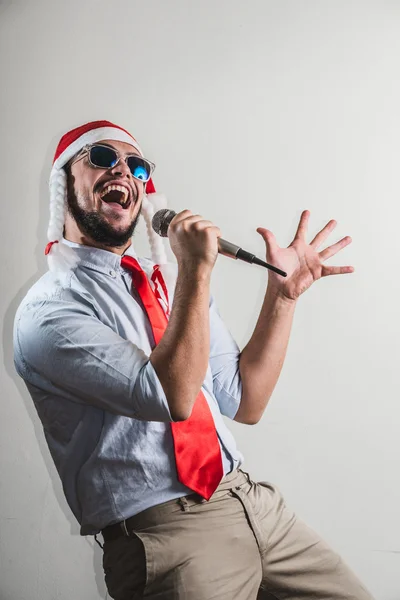 Смешной рождественский бизнесмен поет — стоковое фото