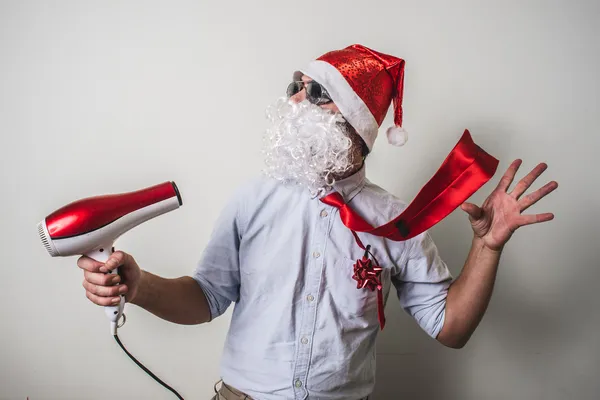 Divertente Babbo Natale con asciugacapelli — Foto Stock
