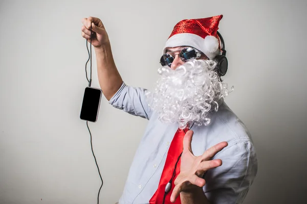 Roliga jultomten babbo natale lyssnar musik — Stockfoto
