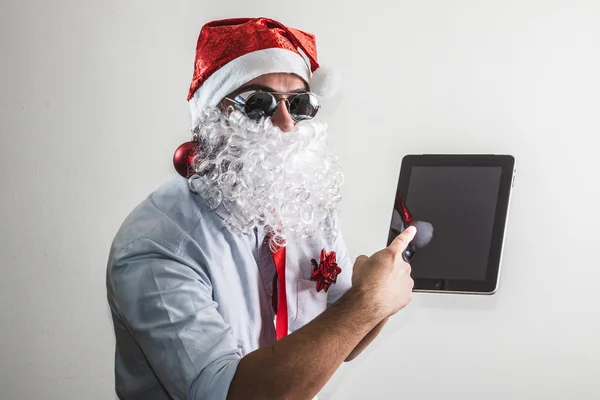 Funny santa claus babbo natale using tablet — Stock Photo, Image