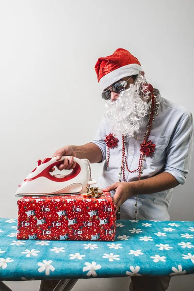 Grappige santa claus babbo natale strijken — Stockfoto