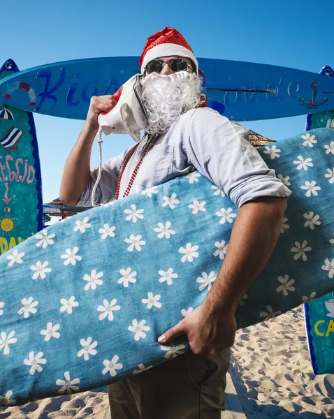Lustiger Santa Claus Surfer Strand — Stockfoto