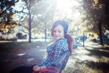 güzel genç sarışın hipster kadın müzik dinleme