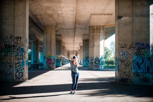 Bela jovem loira hipster mulher ouvir música — Fotografia de Stock