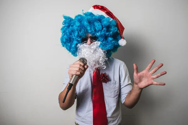 Lustiger Weihnachtsmann babbo natale singend — Stockfoto