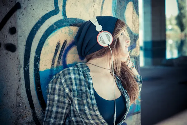 Mooie jonge blonde hipster vrouw luisteren muziek — Stockfoto