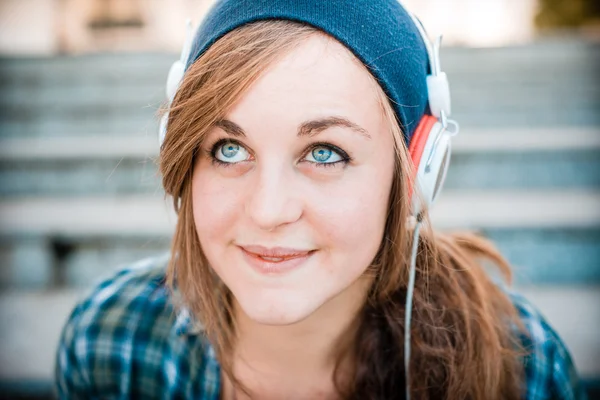 Piękna Młoda blondynka hipster kobieta słuchania muzyki — Zdjęcie stockowe