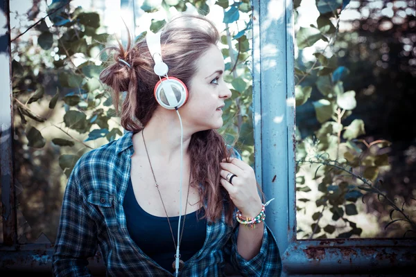 Vackra unga blonda hipster kvinna lyssnar musik — Stockfoto