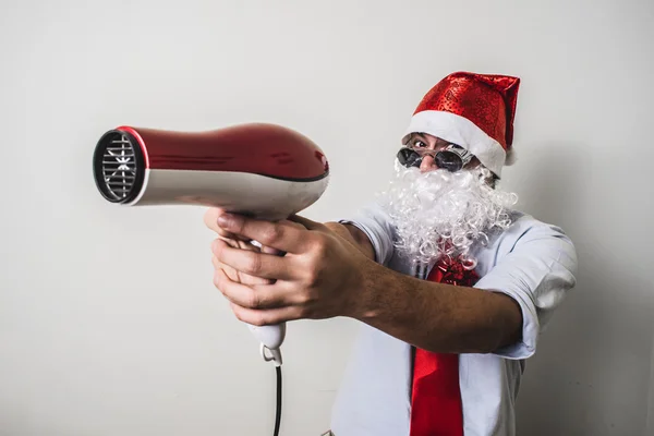 Roliga jultomten babbo natale med hårtork — Stockfoto