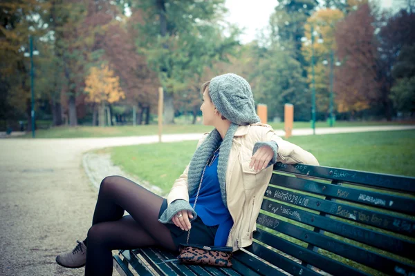 Young beautiful woman — Stock Photo, Image