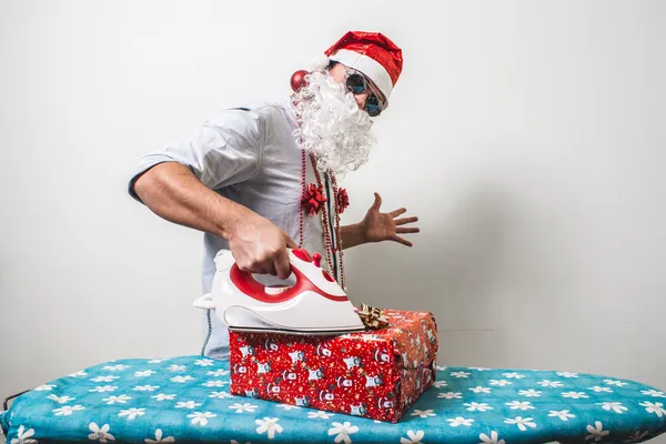 Divertente Santa Claus babbo natale stiratura — Foto Stock