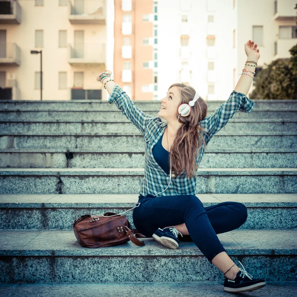 Bella giovane donna hipster bionda ascoltare musica — Foto Stock