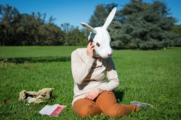 Jonge hipster konijn masker vrouw op de telefoon — Stockfoto