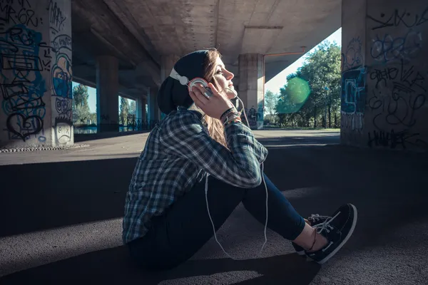 güzel genç sarışın hipster kadın müzik dinleme