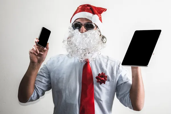 Grappige santa claus babbo natale met behulp van Tablet PC — Stockfoto