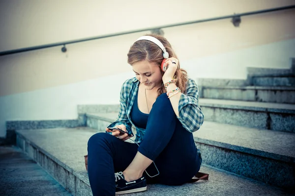 Hermosa joven rubia hipster mujer escuchando música —  Fotos de Stock