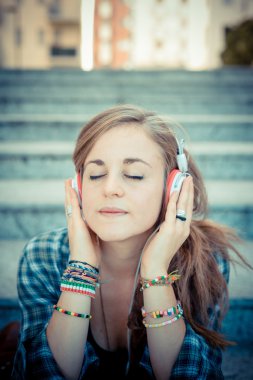 güzel genç sarışın hipster kadın müzik dinleme